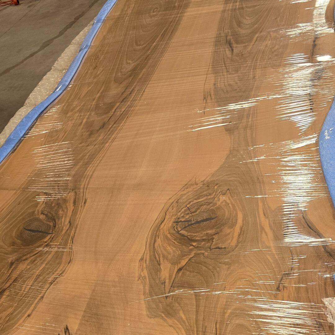 Unik europæisk valnød planke med naturkant til stort plankebord