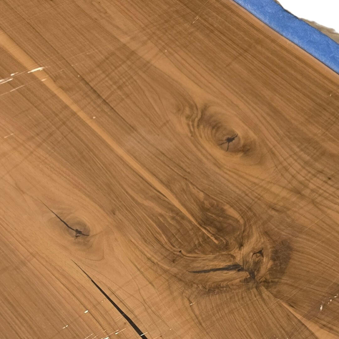 Plankebord i valnød under produktion – rå planke før oliering