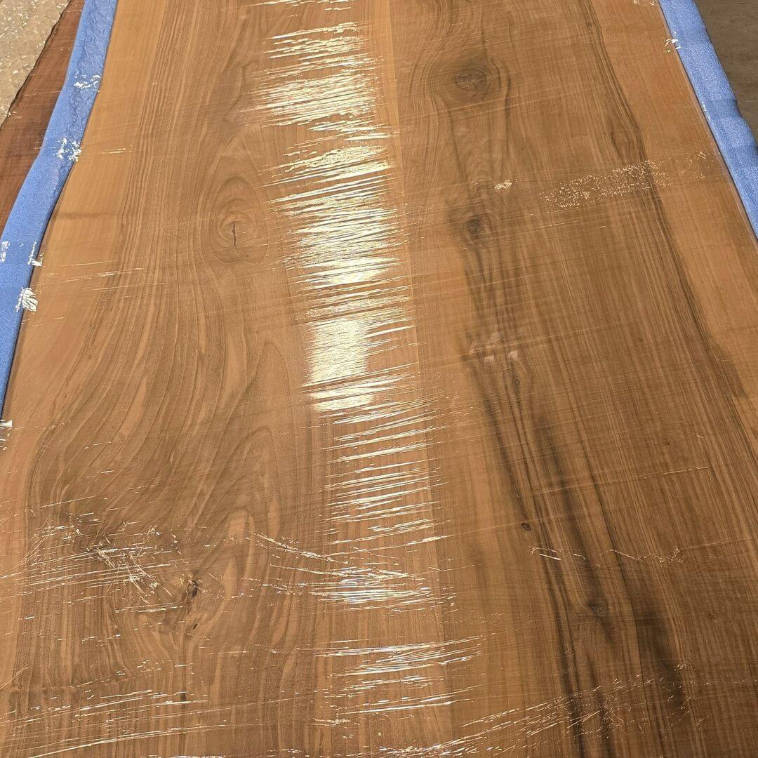 Lang europæisk valnød planke med naturkant til plankebord