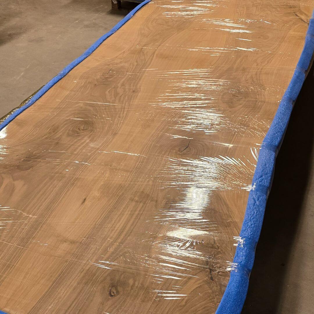 Plankebord i valnød under produktion – rå planke før oliering