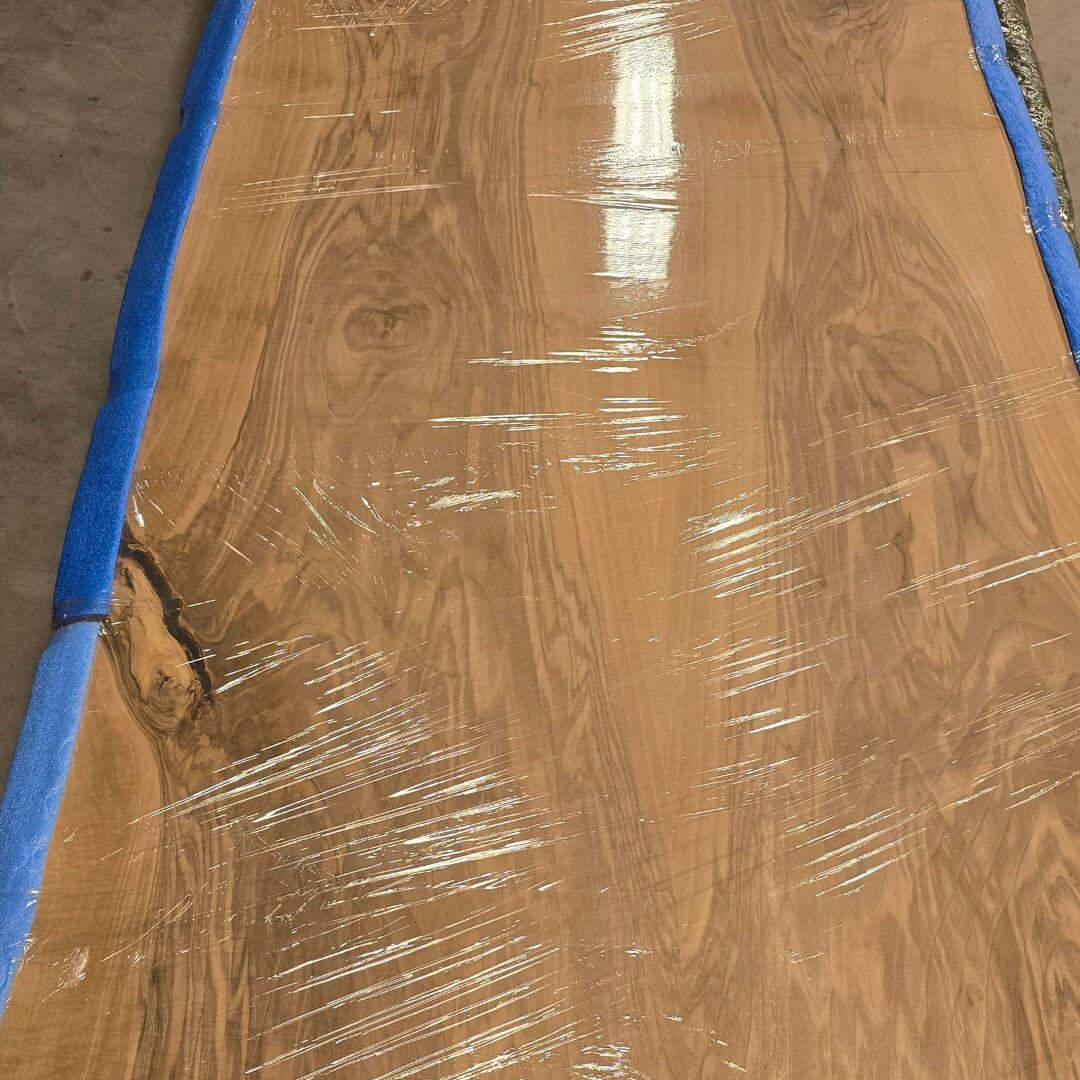 Ekstra lang europæisk valnød planke med naturkant til plankebord