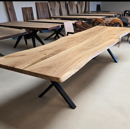 Plankebord i eg med natur kant og mat lak behandling, sort metal bordben