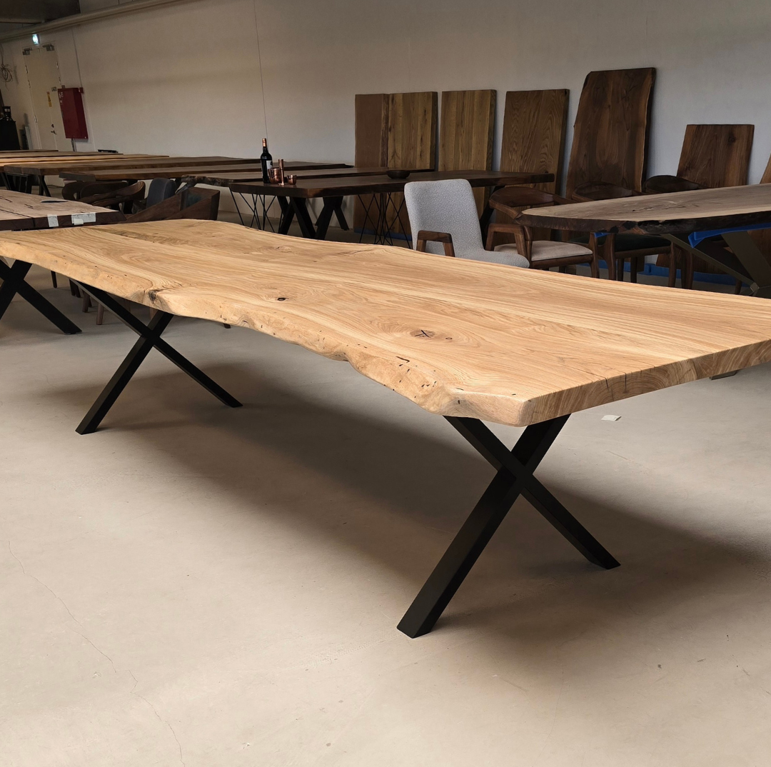 Plankebord i eg med natur kant og mat lak behandling i showroomet