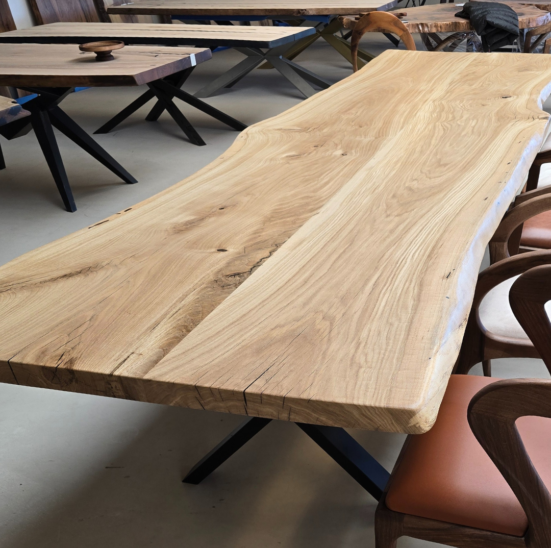 Plankebord i eg med natur kant og mat lak behandling