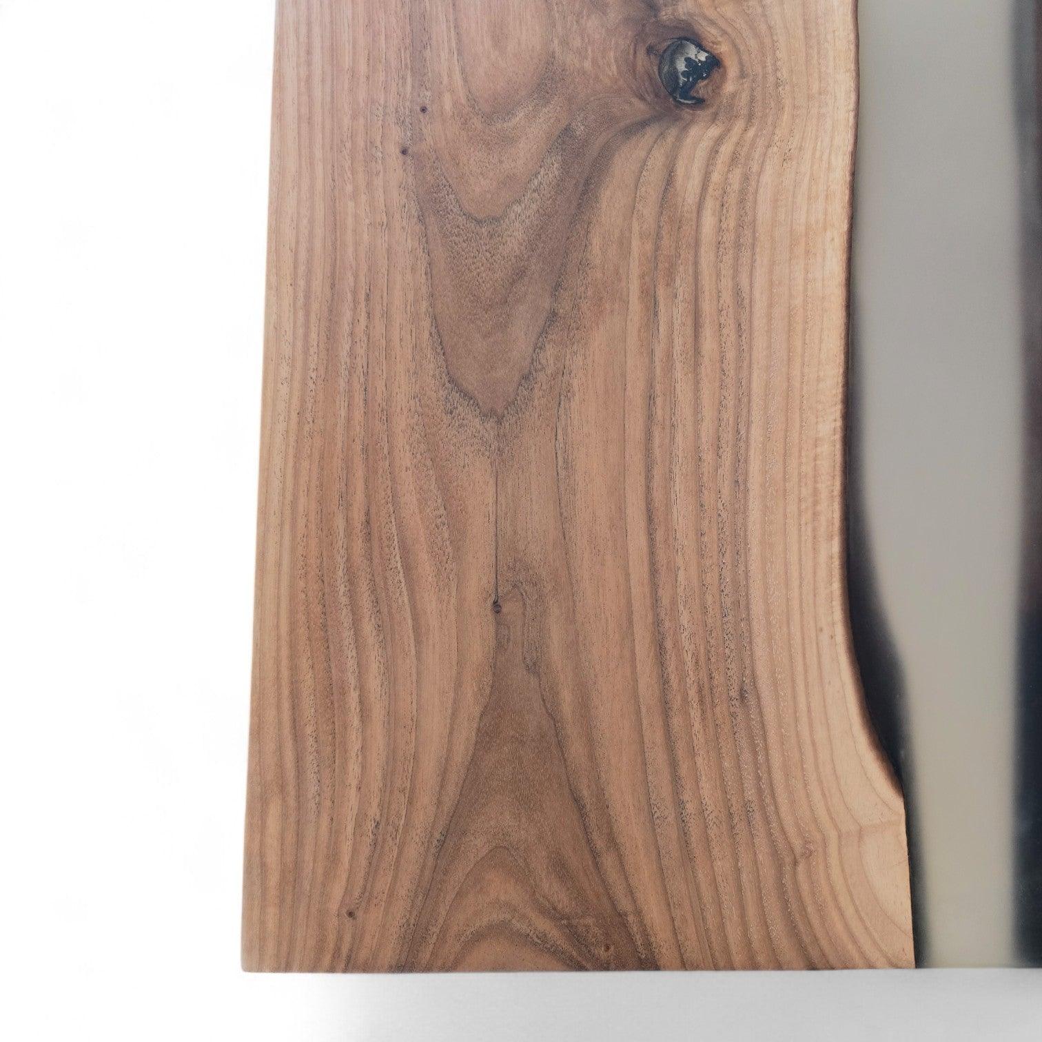 Nærbillede af valnød sofabord med epoxy harpiks detalje