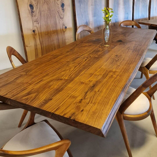 Massivt valnødbord med naturlig struktur og elegante stole