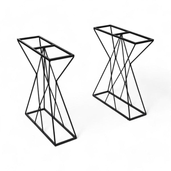 Elegant bordben i sort pulverlakeret stål med wire form