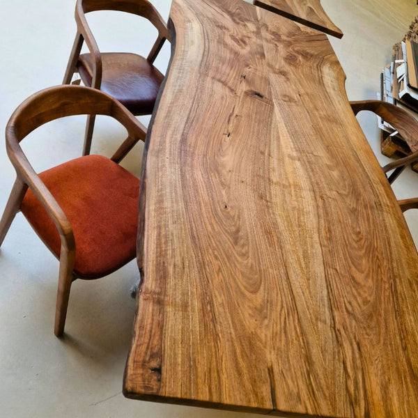 Plankebord i valnødetræ og valnød spisebordsstole – håndlavet kvalitet