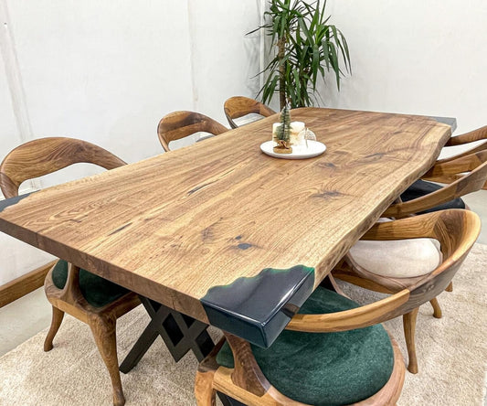 Eksklusivt plankebord i valnød med sorte epoxy detaljer