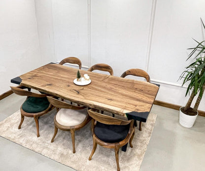 Moderne plankebord i massiv valnød med epoxy finish