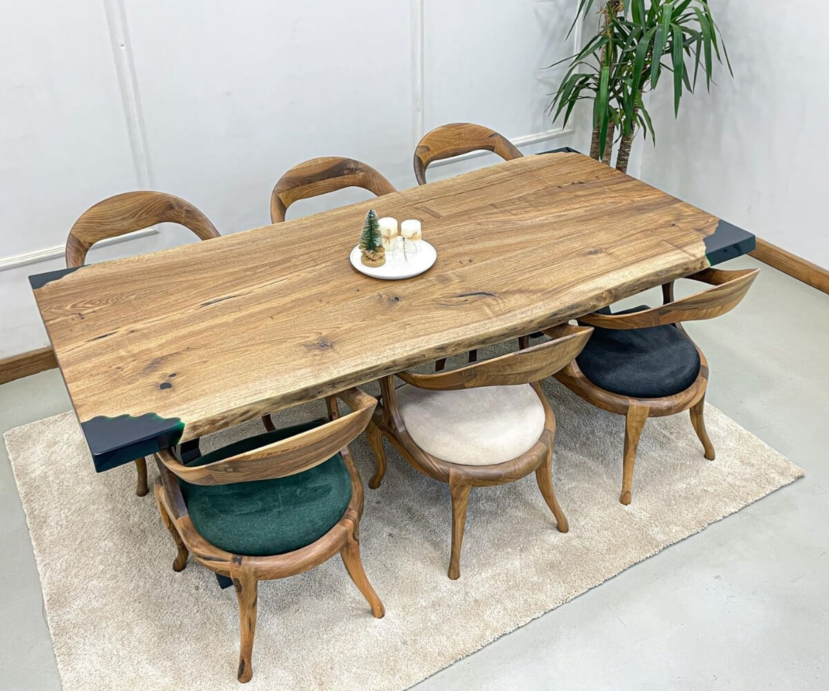 Design spisebord i valnød med unikke sorte epoxyhjørner