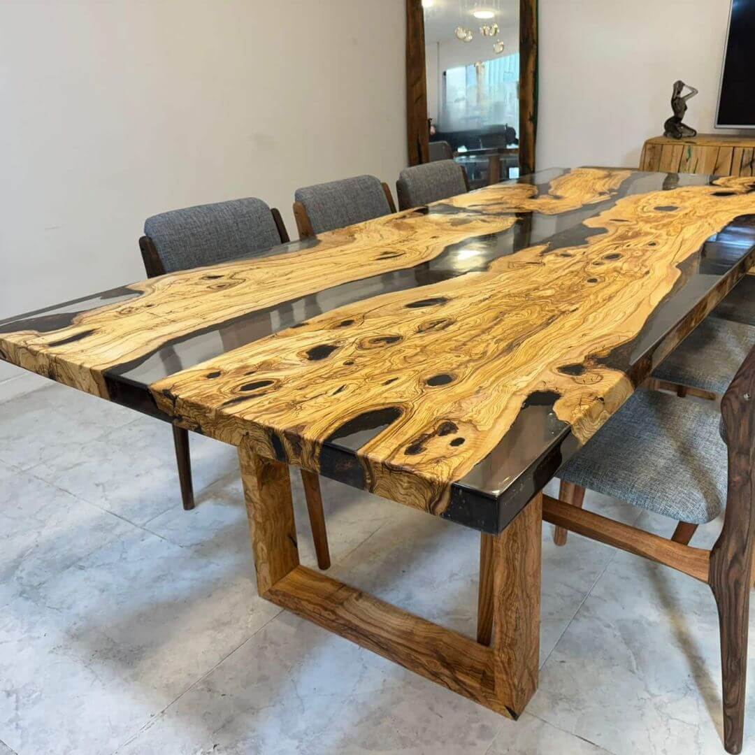 Unikt plankebord med epoxy og specielle ben fra TræVerden