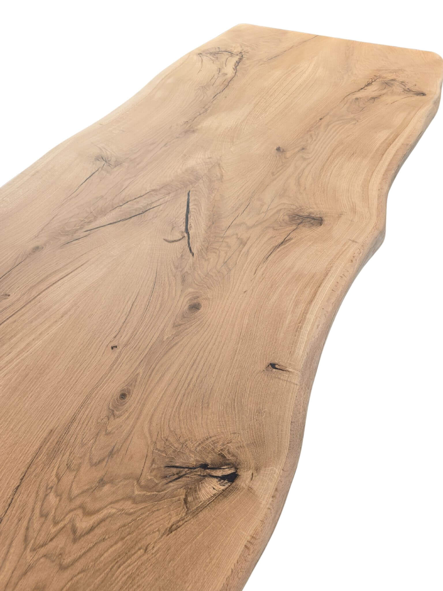 Plankebord i egetræ med naturlige årer og organisk form, med sort epoxy detaljer