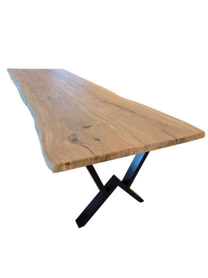 Plankebord i egetræ med naturkant og M-formede metalben, lateral billede