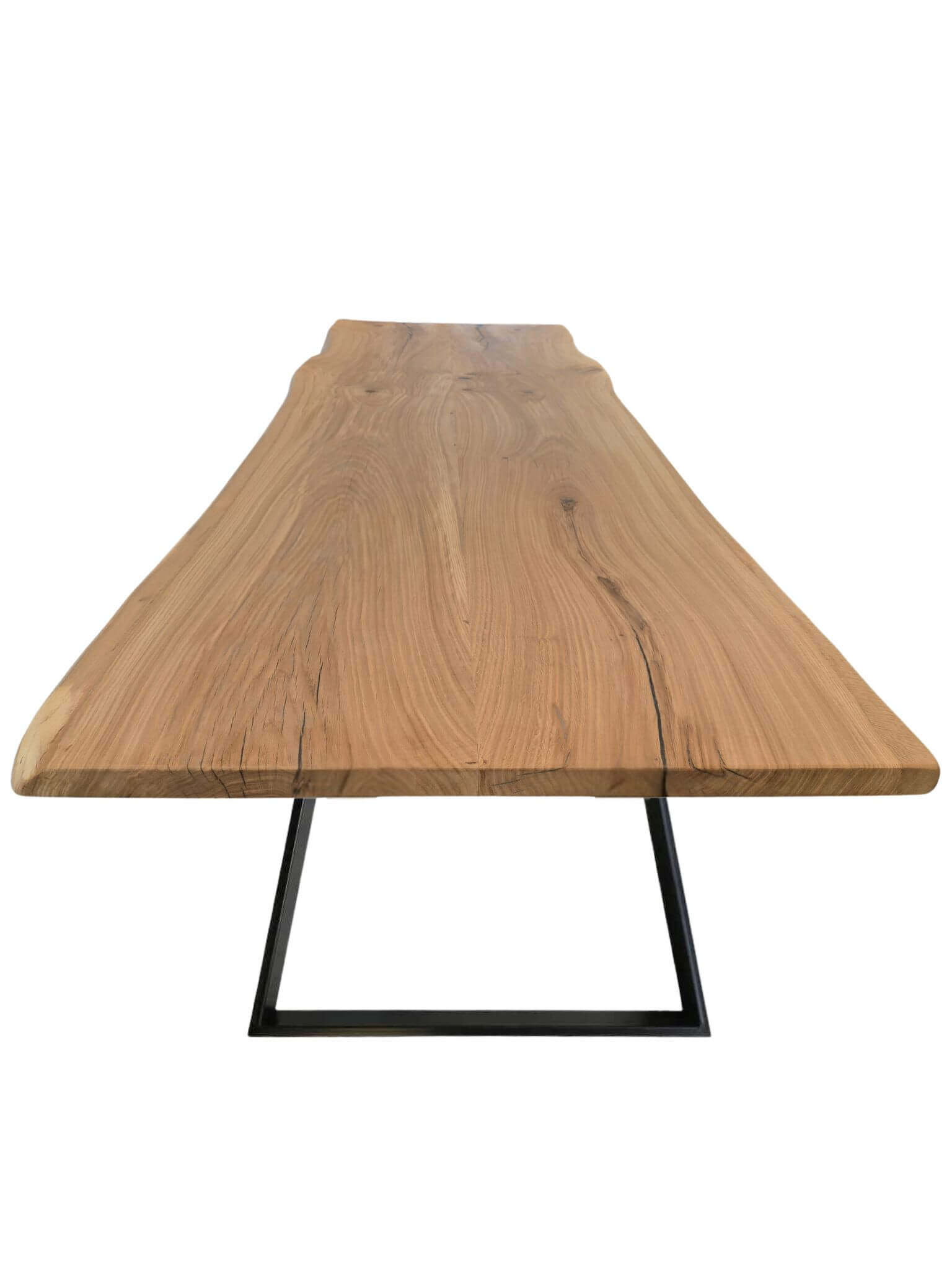 Plankebord i egetræ med naturlige årer og organisk form, sort epoxy samt trapez-form bordben