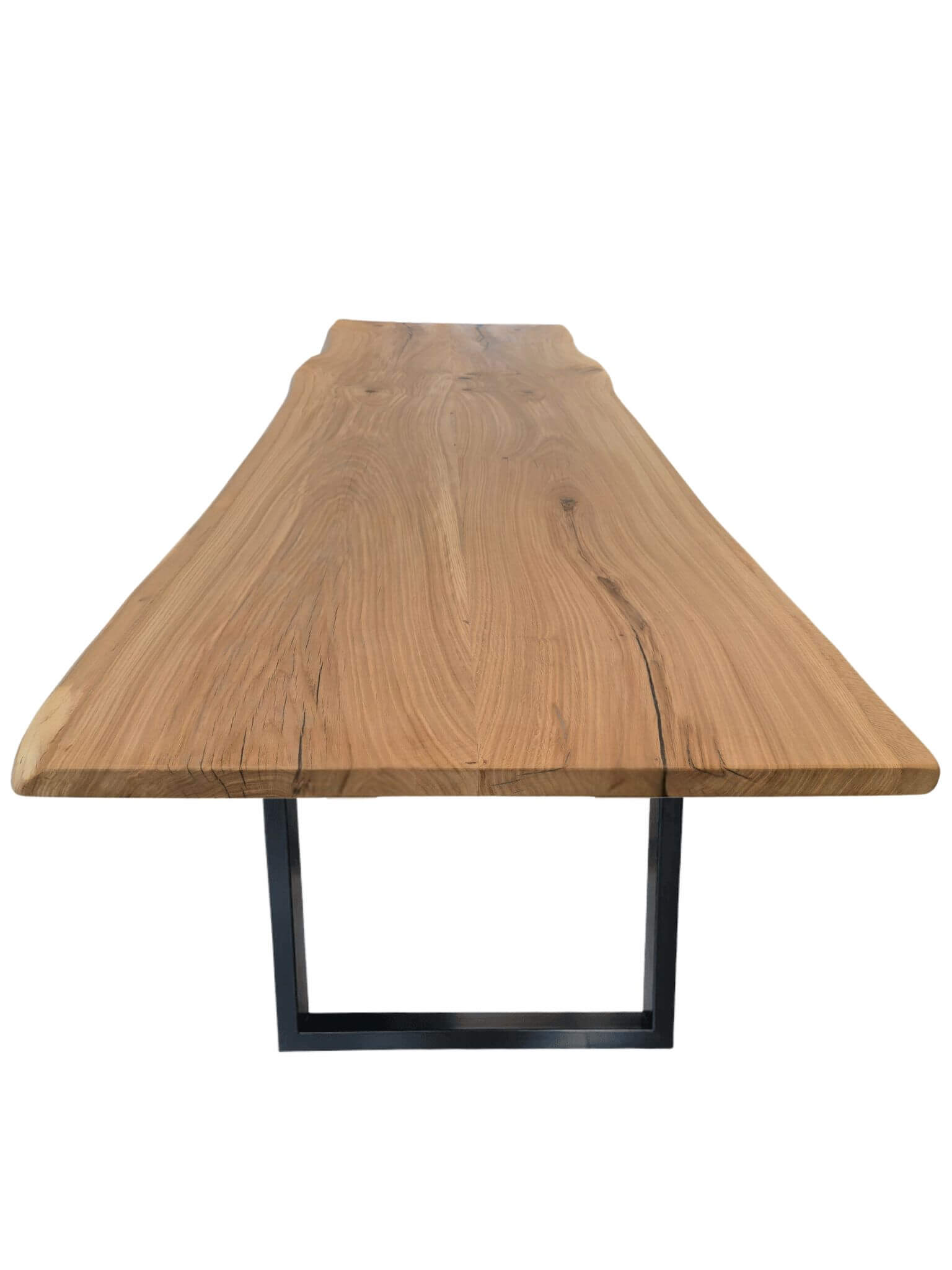 Plankebord i egetræ med naturlige årer og organisk form, sort epoxy samt U-form bordben