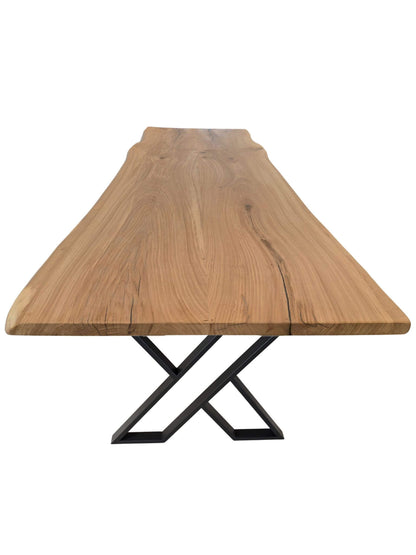 Plankebord i egetræ med naturlige årer og organisk form, sort epoxy samt XX-form bordben