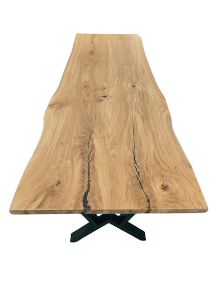 Plankebord i egetræ med naturlige årer og organisk form, sort epoxy samt M-form bordben