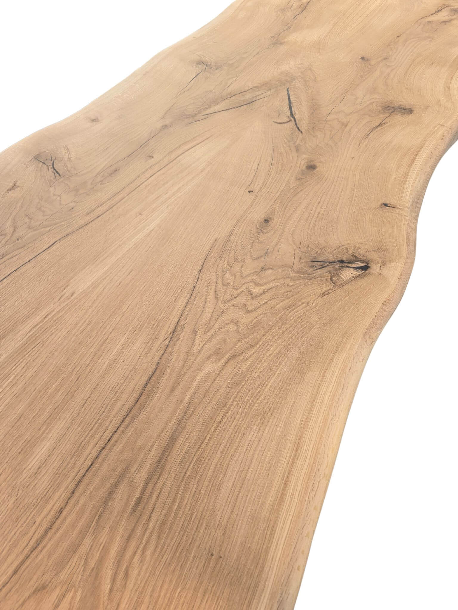 Plankebord i egetræ med naturlige årer og sort epoxy