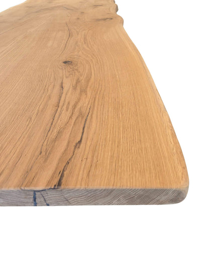 Plankebord i egetræ med naturlige årer og organisk form, rustik kant detaljer