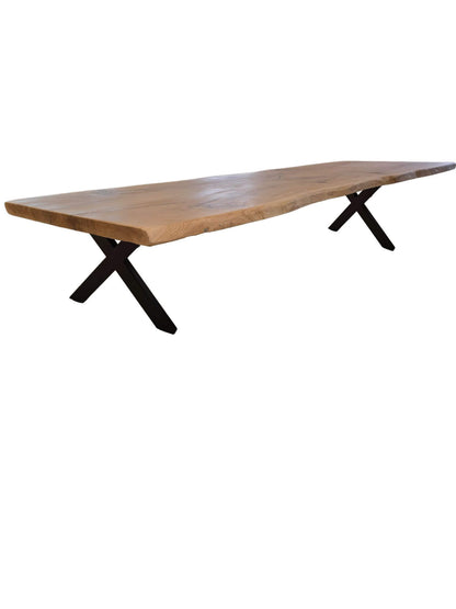 Plankebord i egetræ med naturlige årer og organisk form, X-form bordben lateralt detaljer