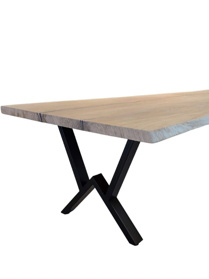 Plankebord i egetræ med naturkant og X-formede metalben, lateralt detaljer