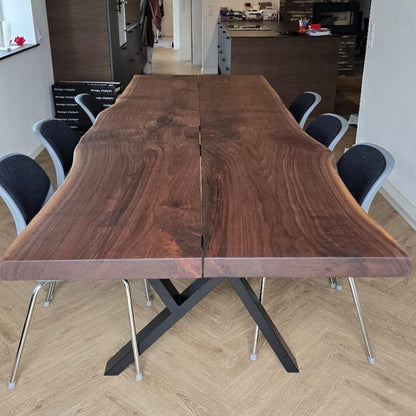 Plankebord i mørk valnød – dansk design og håndværk