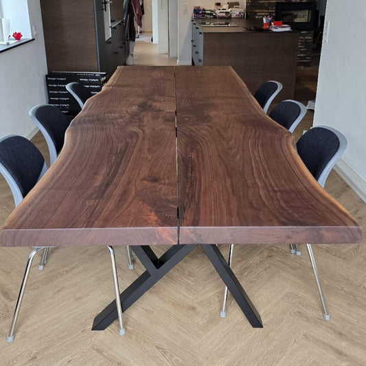 Plankebord i mørk valnød – dansk design og håndværk