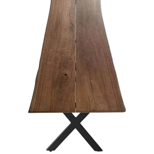 Plankebord i massivt valnød med to planker og sort metal X-ben – eksklusivt spisebord