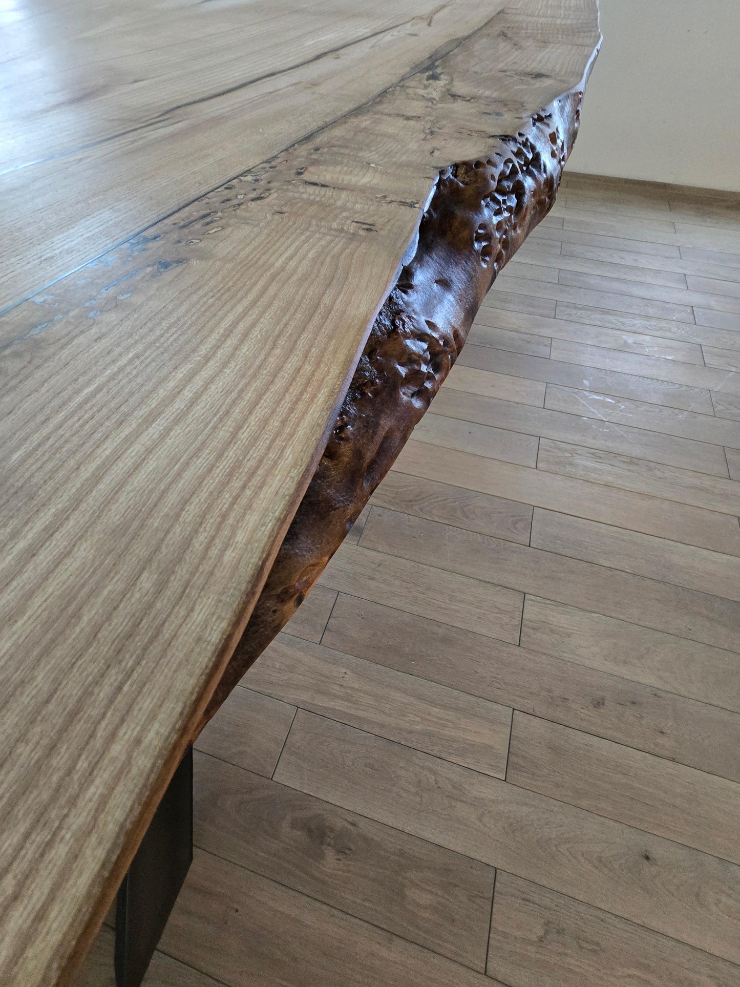 Plankebord asketræ med natur kant