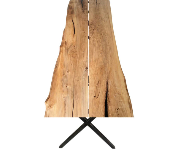 Plankebord i massivt elmtræ med naturkant og sort krydsstel – unikt spisebord