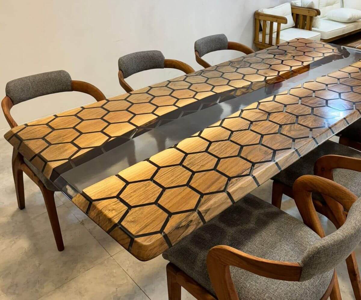 Håndlavet plankebord i valnød med dekorativt sekskantet design og klar epoxy detaljer