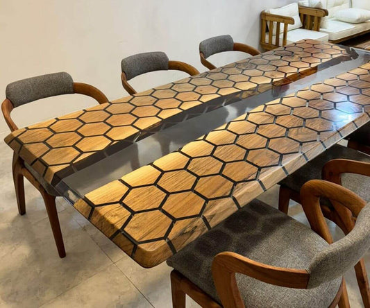 Håndlavet plankebord i valnød med dekorativt sekskantet design og klar epoxy detaljer