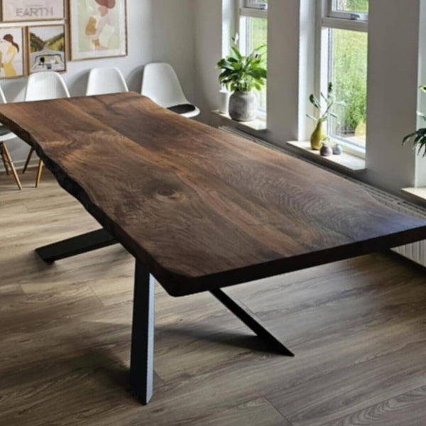 Design spisebord i valnødetræ og sort metal bordben – håndlavet kvalitet