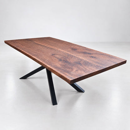 Plankebord i massiv valnød 240 × 100 cm med 5 cm tyk bordplade, elegant vinkelkant og sorte metalben.