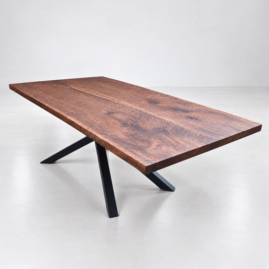 Plankebord i massiv valnød 240 × 100 cm med 5 cm tyk bordplade, elegant vinkelkant og sorte metalben.