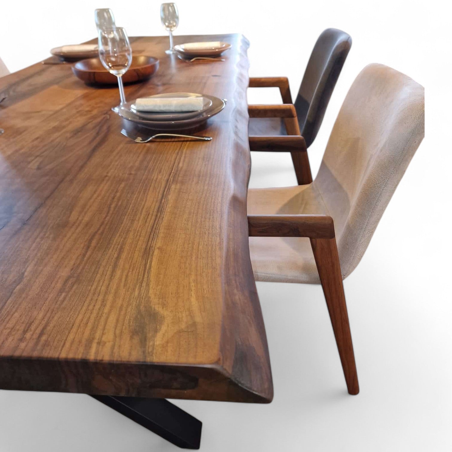 Eksklusivt spisebord i valnød med levende kant og moderne metalstel – elegant opdækning