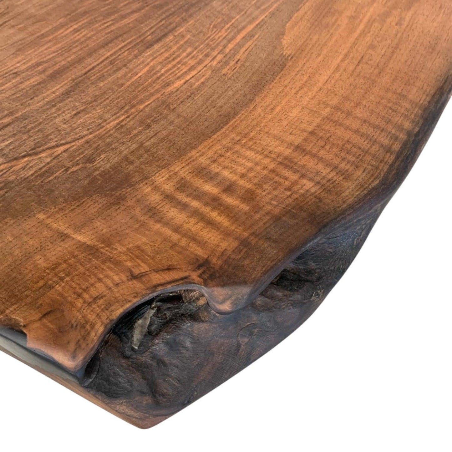 Plankebord i massivt valnøddetræ med naturkant og smukke åretegninger.