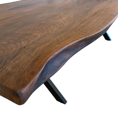 Valnød plankebord med levende kanter og sorte metalben detaljer.