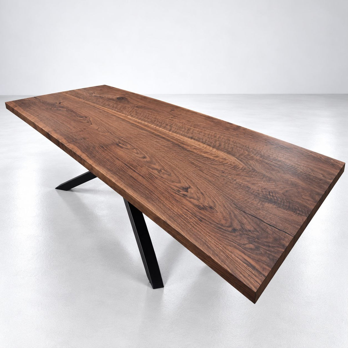 Eksklusivt plankebord i massivt valnøddetræ med varme brune nuancer og elegant skrå vinkelkant.