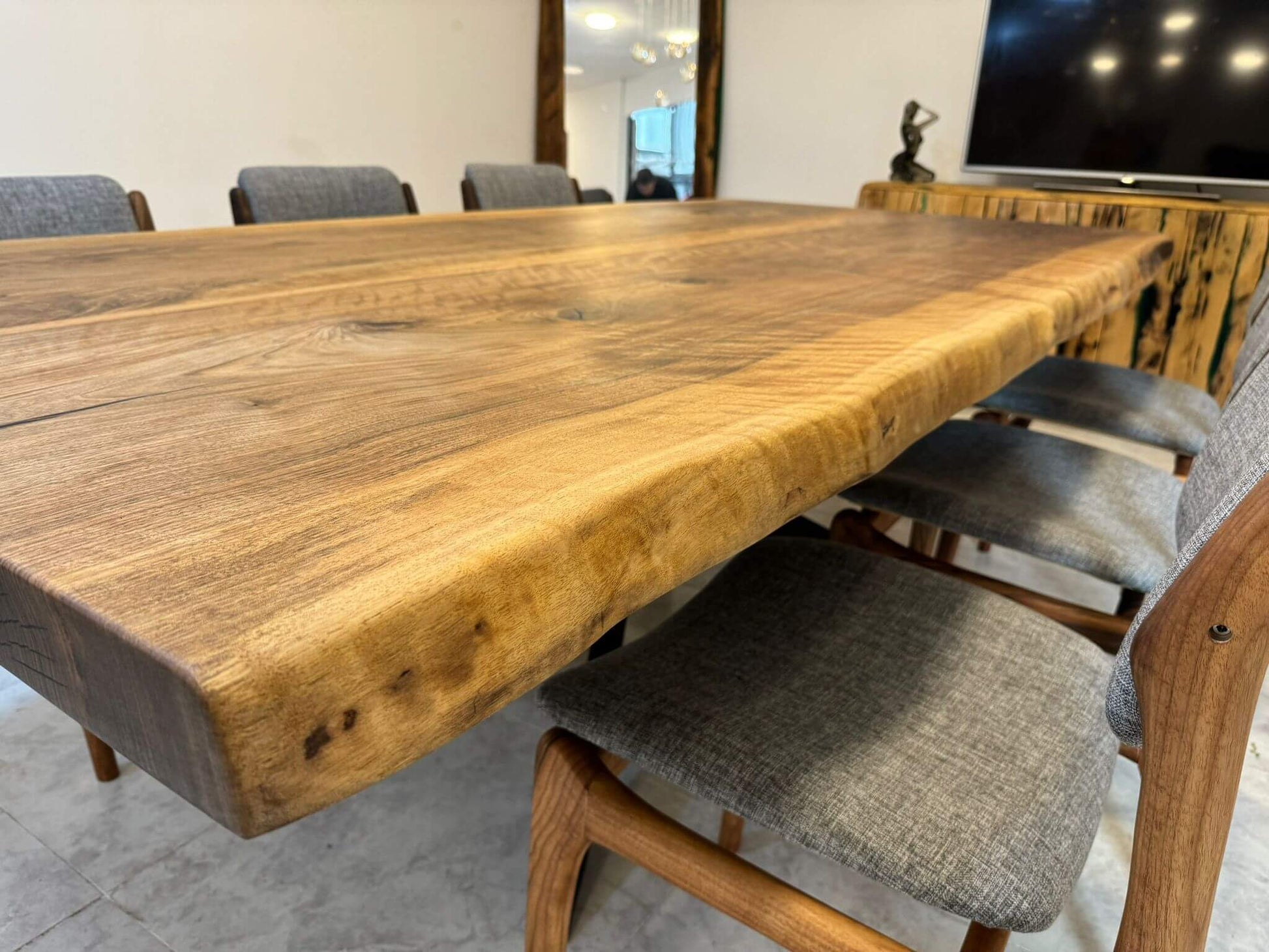 Plankebord i valnød med rå kant og elegante stole