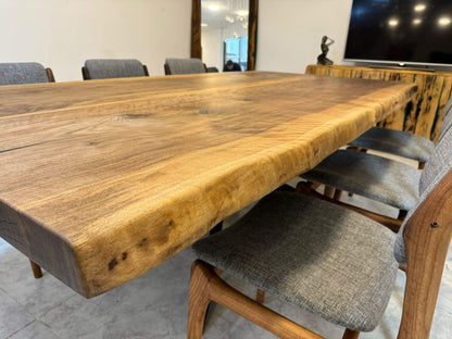 Plankebord i valnød med rå kant og elegante stole