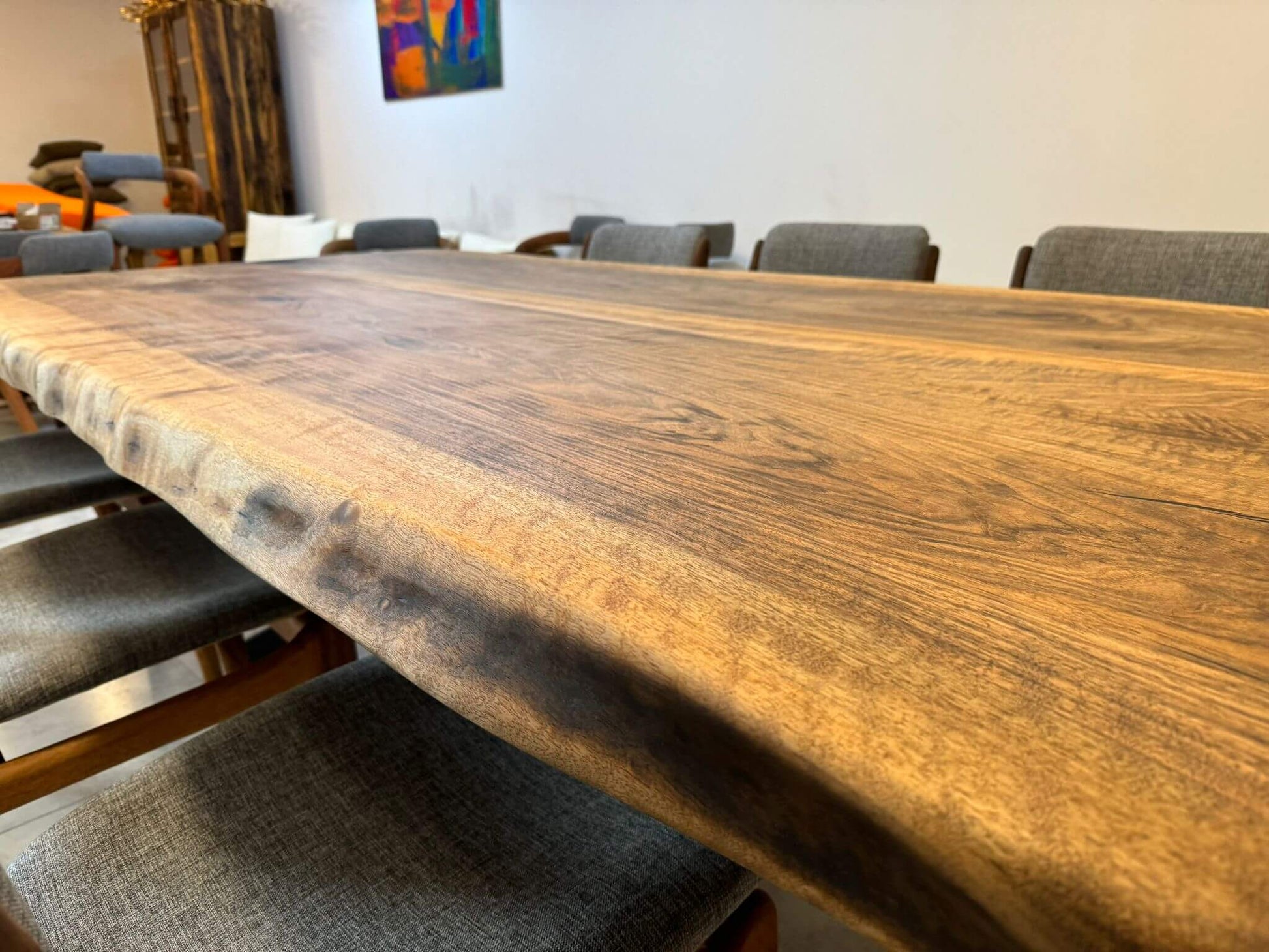 Stort spisebord i massivt valnød – dansk design