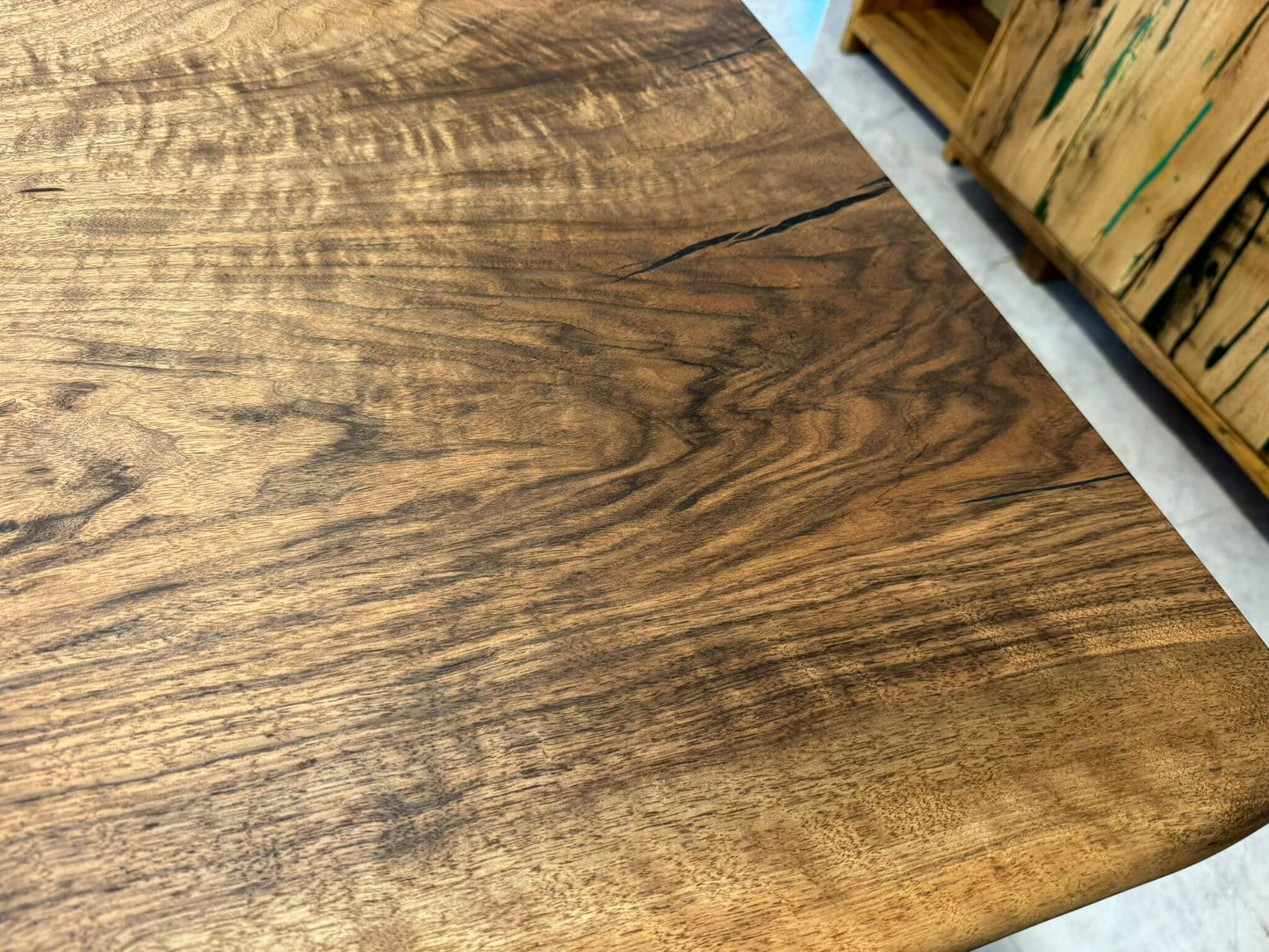 Plankebord i valnød med 2 planker og naturlig kant