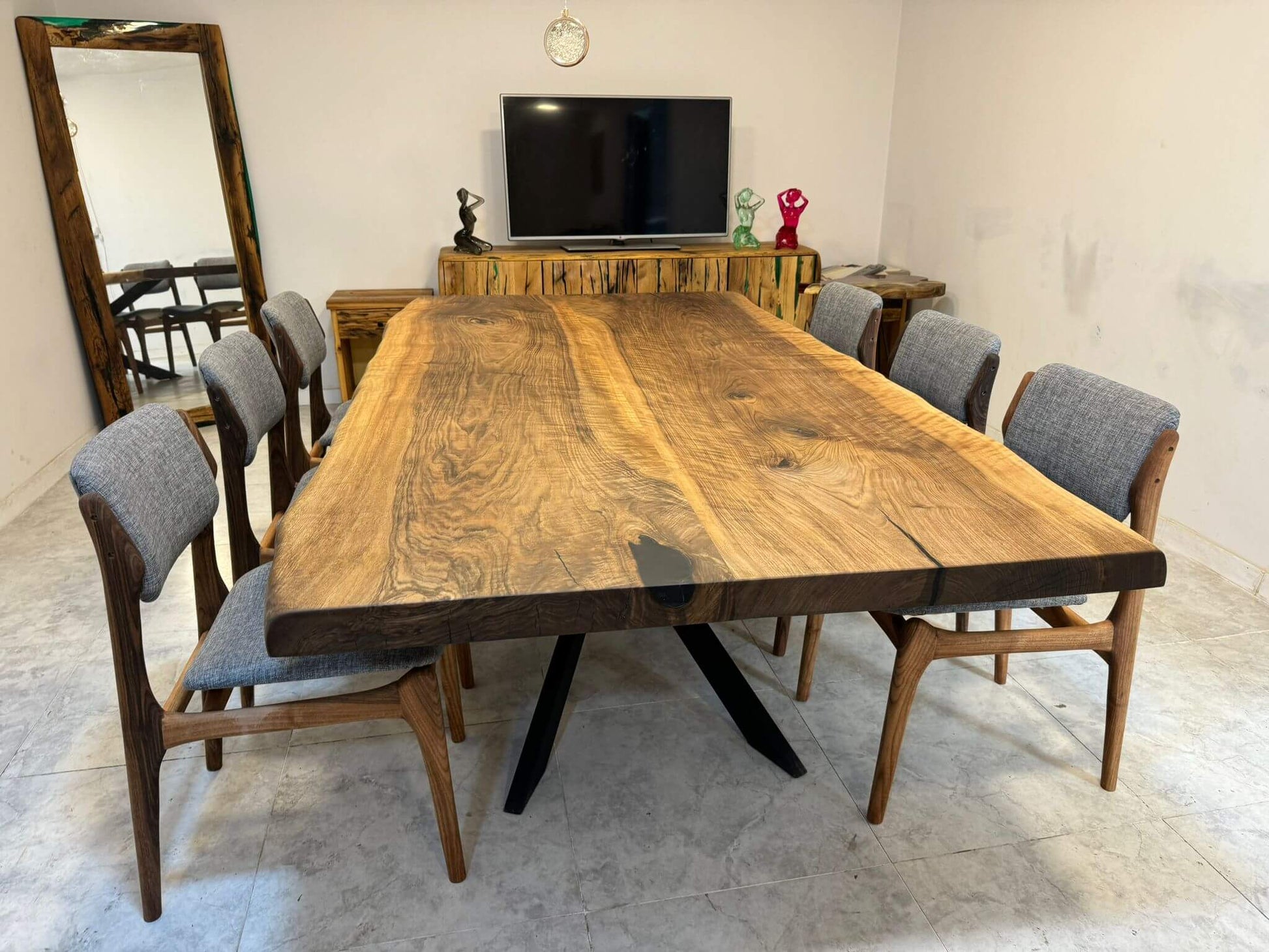 Valnød plankebord med naturkant og unikt mønster