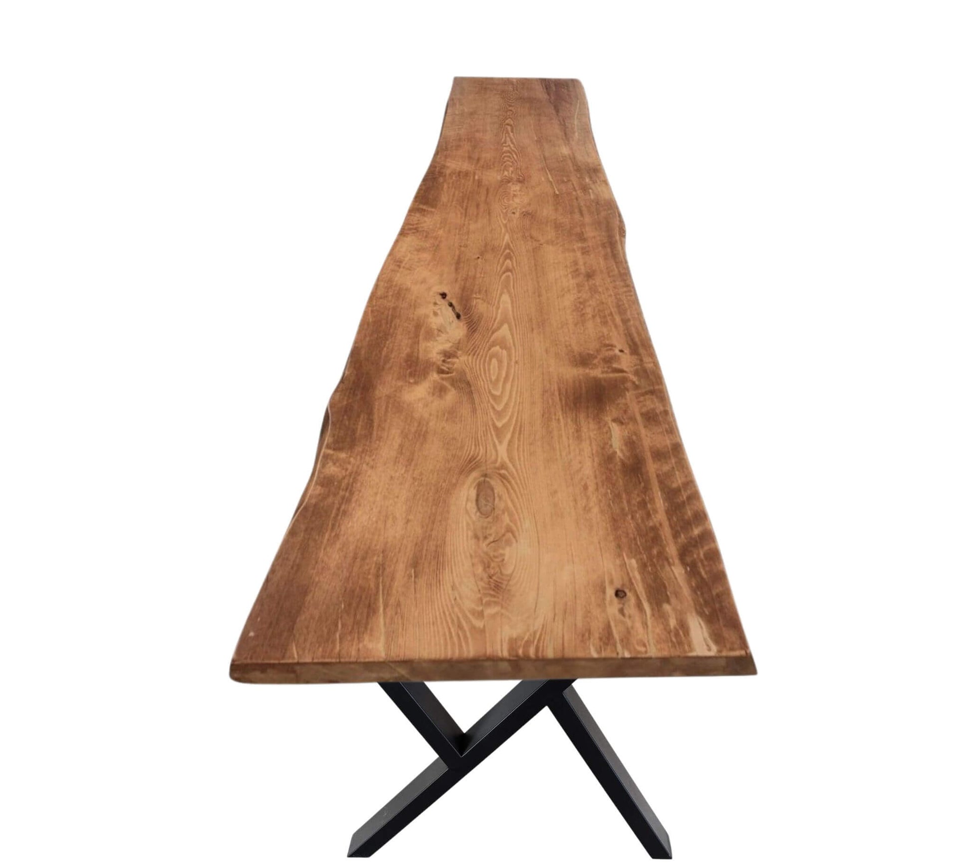 Plankebord i fyrretræ med naturkant og karakterfulde årer, monteret på krydsben i sort metal