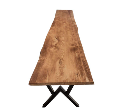 Plankebord i fyrretræ med naturkant og karakterfulde årer, monteret på M ben i sort metal