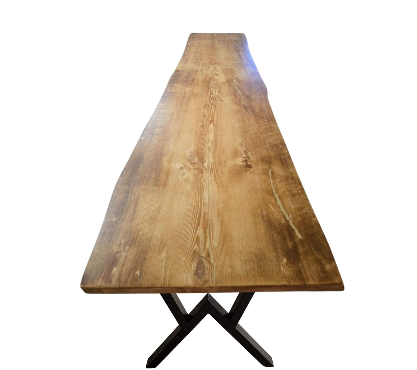 Plankebord i fyrretræ med naturkant, lange åretegninger og sort M stel i metal