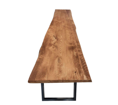 Plankebord i fyrretræ med naturkant og karakterfulde årer, monteret på U ben i sort metal