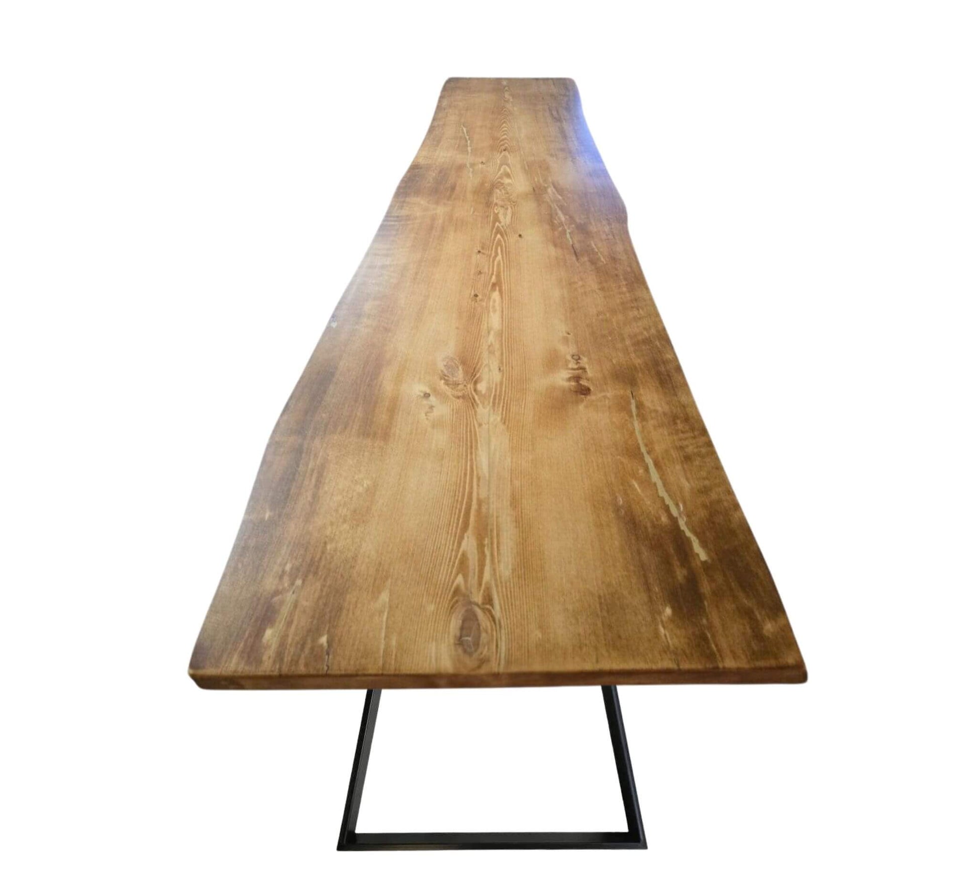Plankebord i fyrretræ med naturkant, lange åretegninger og sort stel i metal